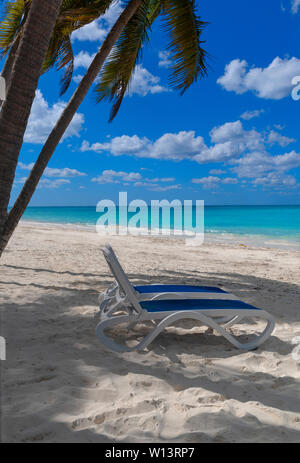 Ein wunderschöner weißer Sandstrand auf der Insel Cayo Levisa, einer der vielen Inseln in der Karibik, die Kuba umgeben Stockfoto