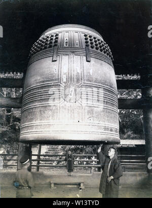 [1890s Japan - grosse Tempel Bell am Chion-in, Kyoto] - ein Mann stretching sein Arm ist die Bronze temple Bell von Chion-in Tempel in Kyoto. Die Glocke wurde im frühen 17. Jahrhundert geworfen und war 4,5 Meter hoch. 19 Vintage albumen Foto. Stockfoto