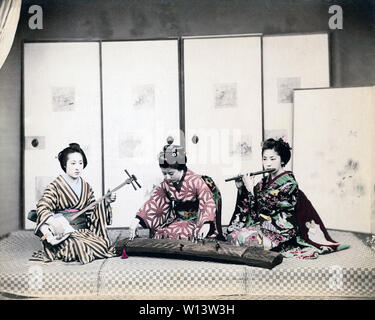 [1890s Japan - Geisha spielen Musik] - junge japanische Frauen im Kimono und traditionelle Frisur spielen die Shamisen (links), die Koto (Mitte) und der fue (rechts). 19 Vintage albumen Foto. Stockfoto