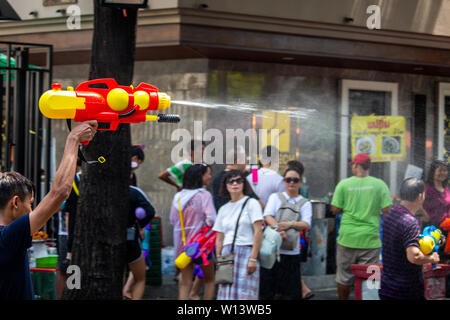 Bangkok, Thailand - 12 April 2019: Menge Wasser auf der Straße werfen während Songkran Festival auf der Silom Road Stockfoto