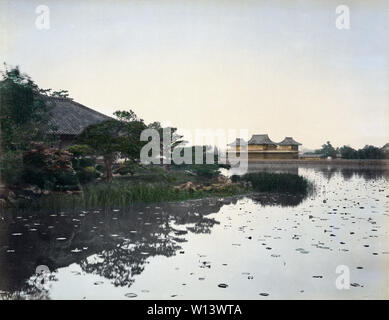 [1890s Japan - Ueno Park, Tokyo] - shinobazu Teich in Ueno Park, Tokyo. Die Gebäude auf der Rückseite sind die Stände der Ueno Park Horse Racing Track. 19 Vintage albumen Foto. Stockfoto