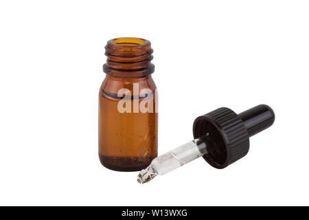 Glasflaschen mit Glas Tropfer solated auf weißem Hintergrund Stockfoto