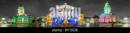 Beleuchtete Gendarmenmarkt mit dem Deutschen Dom, Konzerthaus und Französischen Dom, Nacht Foto, Panorama, Berlin, Deutschland Stockfoto