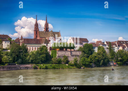 Basel, Schweiz, 30. Mai 2019: Die Altstadt von Basel, Münster Dom und der Rhein, Schweiz Stockfoto
