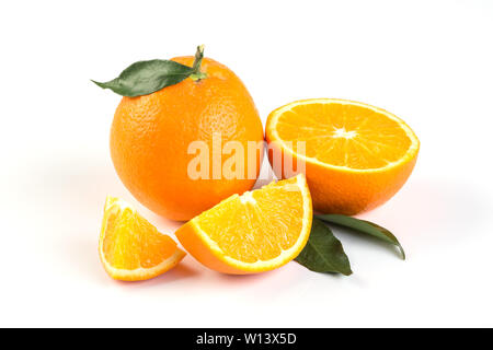 Frische orangen und grünen Blättern auf weißem Hintergrund Stockfoto