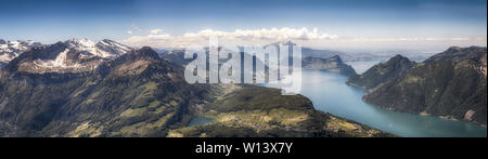 Blick auf den Vierwaldstättersee und die Alpen vom Fronalpstock Gipfel in der Nähe von kleinen Dorf Stoos in der Zentralschweiz Stockfoto