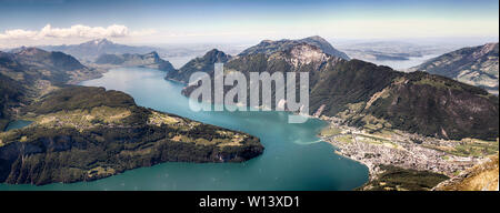 Blick auf den Vierwaldstättersee und die Alpen vom Fronalpstock Gipfel in der Nähe von kleinen Dorf Stoos in der Zentralschweiz Stockfoto