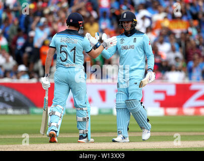 England's Jonny Bairstow (links) mit Teamkollege Jason Roy (rechts) nach Erreichen 50 läuft während der ICC Cricket World Cup group Phase match bei Edgbaston, Birmingham. Stockfoto