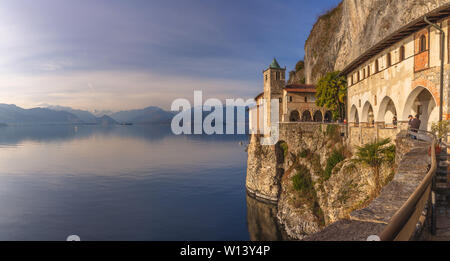 Einsiedelei von Santa Caterina del Sasso, Lago Maggiore, Lombardei, Italien Stockfoto