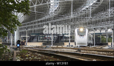 Beijing North Station ist der Ausgangspunkt der Jingtong Jingbao Bahn und die Bahn, während die Xizhimen zurück Abschnitt neben der Beijing North Station ist ein Ort für die komplette Parken von Lokomotiven. Es wurde gebaut, als Herr Zhan Tianyou über den Bau der Eisenbahn Beijing-Zhang vor mehr als 100 Jahren präsidierte. Derzeit ist die Xizhimen zurück Abschnitt wurde abgerissen und von der historischen Bühne mit dem Bau der Beijing-Zhang high-speed Rail zurückgezogen. Stockfoto