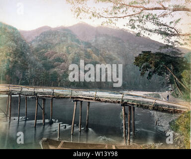 [1890s Japan - Togetsukyo Brücke, Kyoto] - Hozugawa Togetsukyo Brücke über den Fluss in Arashiyama, Kyoto, Japan. Die Brücke wurde im Jahr 1892 durch eine Flut zerstört. 19 Vintage albumen Foto. Stockfoto