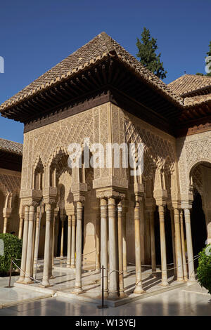 Der Pavillon Eingang in die Sala de los Reyes (Halle der Könige), Patio de los Leones, Palacios Nazaríes, La Alhambra, Granada, Spanien. Stockfoto