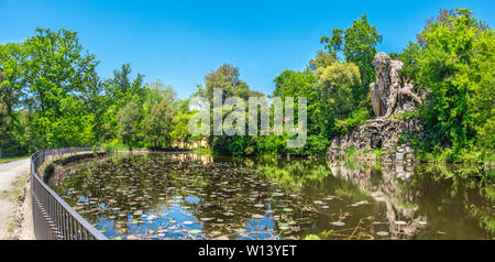 Die majestätische große Statue von Colosso dell Appennino riesige Statue und Teich in den öffentlichen Gärten von Pontassieve in der Nähe von Florenz in Italien - Panoramablick auf die Weite Einstellung Stockfoto