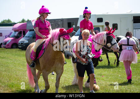 Seeburg, Kent. Samstag 29 Juni 2019, Fahrt für das Leben am Tor der Zünfte. Reiter tragen rosa, eine Nächstenliebe, die Fahrt Geld für Krebsforschung. Stockfoto