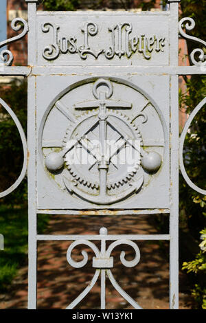 Papenburg, Niedersachsen/Deutschland - Mai 04, 2013: Fräsen Türschild am Eingang des historischen ehemaligen Bürogebäude der Meyer Werft (MEYERWERFT) Stockfoto