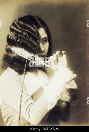 [1920s Japan - Moderne schaukelte Frisur] - Eine junge Japanerin in moderner Kleidung und Frisur winkt ihr schaukelte Frisur. 20. Jahrhundert vintage Silbergelatineabzug. Stockfoto