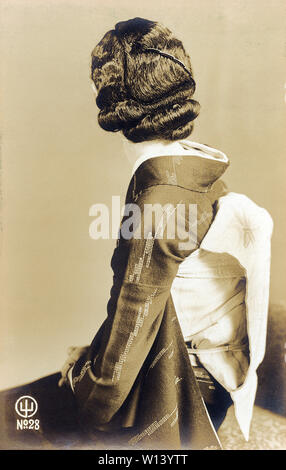 [1920s Japan - Moderne schaukelte Frisur] - Eine junge Japanerin mit modernen schaukelte Frisur. 20. Jahrhundert vintage Silbergelatineabzug. Stockfoto