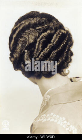 [1920s Japan - Moderne schaukelte Frisur] - Eine junge Japanerin mit modernen schaukelte Frisur. 20. Jahrhundert vintage Silbergelatineabzug. Stockfoto