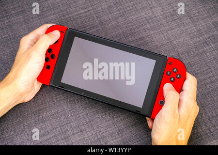 Tambow, Russische Föderation - Juni 22, 2019 Person Hände halten Nintendo Video Spiele Konsole. Stockfoto