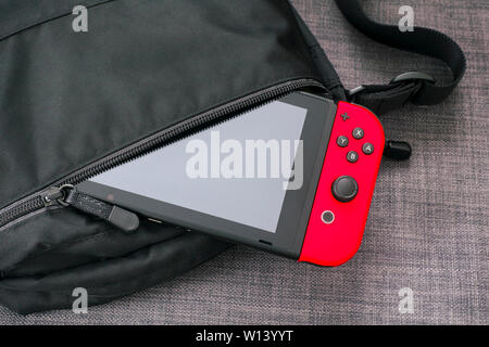 Tambow, Russische Föderation - Juni 22, 2019 Nintendo video game Konsole in schwarz Tasche. Stockfoto