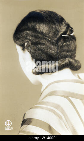 [1920s Japan - Moderne schaukelte Frisur] - Eine junge Japanerin mit modernen schaukelte Frisur. 20. Jahrhundert vintage Silbergelatineabzug. Stockfoto