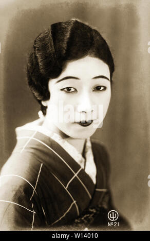 [1920s Japan - Moderne schaukelte Frisur] - Eine junge Japanerin mit modernen schaukelte Frisur. 20. Jahrhundert vintage Silbergelatineabzug. Stockfoto
