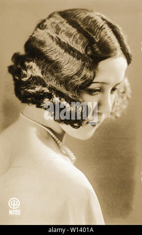 [1920s Japan - Moderne schaukelte Frisur] - Eine junge Japanerin mit modernen schaukelte Frisur. 20. Jahrhundert vintage Silbergelatineabzug. Stockfoto