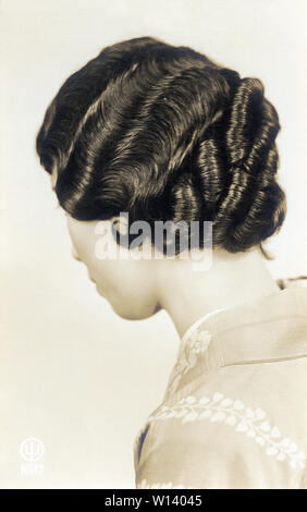 [1920s Japan - Moderne schaukelte Frisur] - Eine junge Japanerin mit modernen schaukelte Frisur. 20. Jahrhundert vintage Silbergelatineabzug. Stockfoto