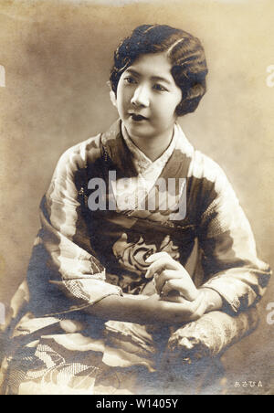 [1920s Japan - Moderne schaukelte Frisur] - Eine junge Japanerin mit modernen schaukelte Frisur. 20. Jahrhundert vintage Silbergelatineabzug. Stockfoto