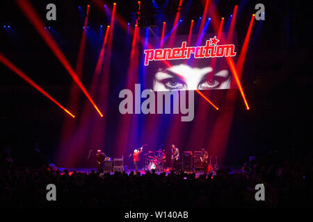 Ein Denkmal Konzert zu Pete Shelley von Punk Band die Buzzcocks in der Royal Albert Hall - Juni 2019, mit der Buzzcocks, die Kufen, Penetration Stockfoto