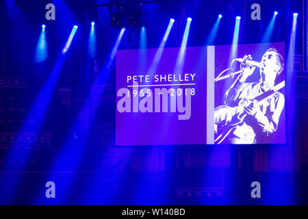 Ein Denkmal Konzert zu Pete Shelley von Punk Band die Buzzcocks in der Royal Albert Hall - Juni 2019, mit der Buzzcocks, die Kufen, Penetration Stockfoto