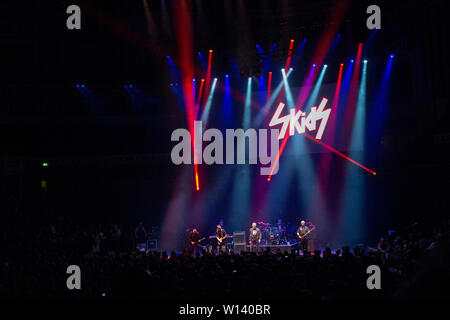 Ein Denkmal Konzert zu Pete Shelley von Punk Band die Buzzcocks in der Royal Albert Hall - Juni 2019, mit der Buzzcocks, die Kufen, Penetration Stockfoto