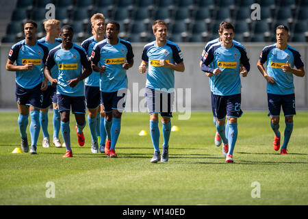 30. Juni 2019, Nordrhein-Westfalen, Mönchengladbach: Fußball: Bundesliga, Ausbildung kick-off Borussia Mönchengladbach. Die Spieler sind in der Aufwärmphase. Foto: Marius Becker/dpa Stockfoto