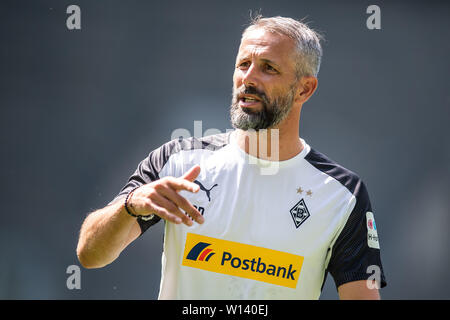 30. Juni 2019, Nordrhein-Westfalen, Mönchengladbach: Fußball: Bundesliga, Ausbildung kick-off Borussia Mönchengladbach. Trainer Marco Rose spricht mit, die das Team während der Ausbildung. Foto: Marius Becker/dpa Stockfoto