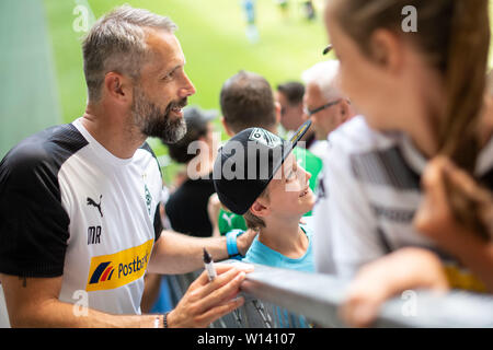 30. Juni 2019, Nordrhein-Westfalen, Mönchengladbach: Fußball: Bundesliga, Ausbildung kick-off Borussia Mönchengladbach. Trainer Marco Rose (l) stellt sich nach der Ausbildung für Selfies mit den Fans. Foto: Marius Becker/dpa Stockfoto