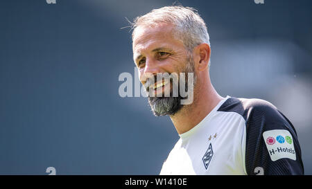 30. Juni 2019, Nordrhein-Westfalen, Mönchengladbach: Fußball: Bundesliga, Ausbildung kick-off Borussia Mönchengladbach. Trainer Marco Rose folgt die Ausbildung von seinem Team. Foto: Marius Becker/dpa Stockfoto