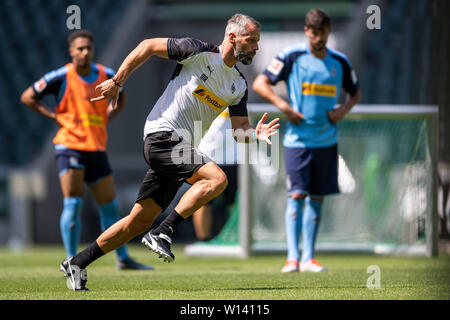 30. Juni 2019, Nordrhein-Westfalen, Mönchengladbach: Fußball: Bundesliga, Ausbildung kick-off Borussia Mönchengladbach. Trainer Marco Rose (M) Sprints während des Trainings. Foto: Marius Becker/dpa Stockfoto