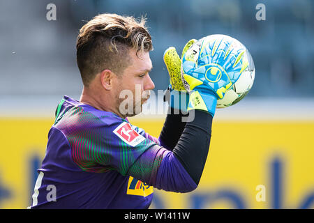 30. Juni 2019, Nordrhein-Westfalen, Mönchengladbach: Fußball: Bundesliga, Ausbildung kick-off Borussia Mönchengladbach. Torhüter Max Grün fängt einen Ball während des Trainings. Foto: Marius Becker/dpa Stockfoto