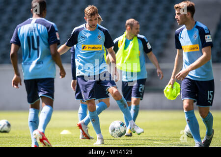 30. Juni 2019, Nordrhein-Westfalen, Mönchengladbach: Fußball: Bundesliga, Ausbildung kick-off Borussia Mönchengladbach. Christoph Kramer (2. von links) spielt den Ball. Foto: Marius Becker/dpa Stockfoto