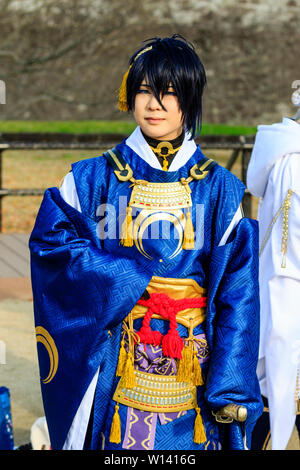 Cos spielen Veranstaltung in Kumamoto Castle Park, Japan. Portriat einer jungen Frau mit lila Augen tragen anime Charakter samurai Kostüm. Auge - Kontakt. Stockfoto