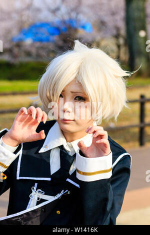 Kostüm spielen Veranstaltung in Kumamoto Castle Park, Japan. Portrait von cos-Player junge Frau mit weißen Haaren für Viewer und Finger posing gewelltes Papier zu kratzen. Stockfoto