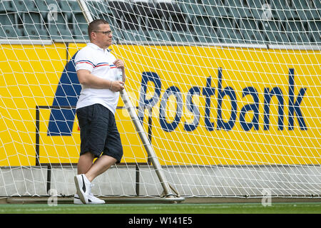 30. Juni 2019, Nordrhein-Westfalen, Mönchengladbach: Fußball: Bundesliga, Ausbildung kick-off Borussia Mönchengladbach. Sportdirektor Max Eberl folgt der Ausbildung. Foto: Marius Becker/dpa Stockfoto