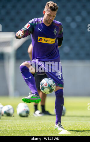 30. Juni 2019, Nordrhein-Westfalen, Mönchengladbach: Fußball: Bundesliga, Ausbildung kick-off Borussia Mönchengladbach. Torhüter Max Grün spielt den Ball. Foto: Marius Becker/dpa Stockfoto