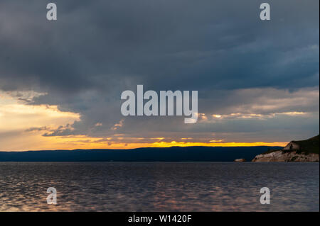 Die untergehende Sonne ist Staircase über Lake Yellowstone an einem Sommerabend. Stockfoto