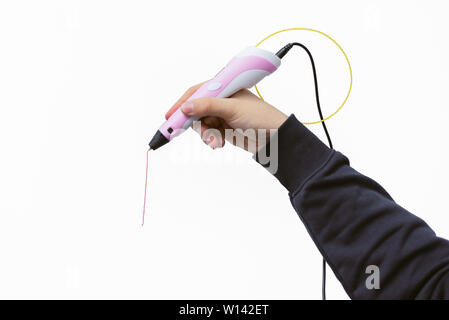 3D-Griff Stift in der Hand des Menschen auf weißem Hintergrund. 3d-Malereien und Figuren mit ihren eigenen Händen. die Kindern neue Technologien. Pen-Kabel. Stockfoto