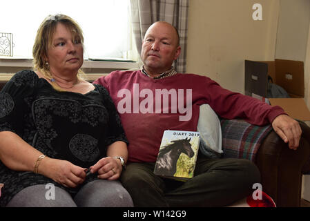 Roma Traveller Tom Price in Pencoed mit seinem Partner Luanne und Tochter Maggie. Er ist auch dargestellt an seinem Haus mit Galway Boss Stockfoto