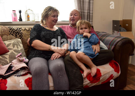 Roma Traveller Tom Price in Pencoed mit seinem Partner Luanne und Tochter Maggie. Er ist auch dargestellt an seinem Haus mit Galway Boss Stockfoto