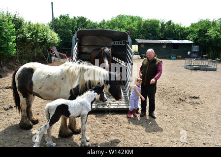 Roma Traveller Tom Price in Pencoed mit seinem Partner Luanne und Tochter Maggie. Er ist auch dargestellt an seinem Haus mit Galway Boss Stockfoto