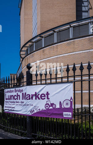 London Bridge Mittagessen Markt, King's College Campus, London, England, Großbritannien Stockfoto