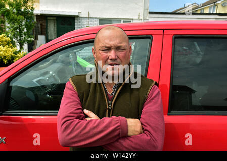 Roma Traveller Tom Price in Pencoed mit seinem Partner Luanne und Tochter Maggie. Er ist auch dargestellt an seinem Haus mit Galway Boss Stockfoto